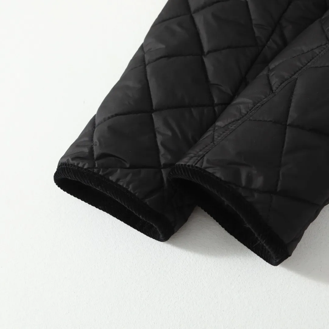 P350 #R53 Ralph Lauren Diamond Quilted Cotton Clothes Women's Tops Retro college style, classic diamond quilting, retro and warmth coexist. When delicate quilting stitches meet the three-dimensional diamond pattern, a warm cotton jacket with a college atmosphere. Exquisite details interpret autumn and winter textured outfits. 4-color versatile style, easy to control various occasions. Black classic｜Low-key high-end that never goes wrong Navy blue is calm | Quiet and intellectual temperament; Khaki is gentle | Creates a warm retro atmosphere; White is fresh | A touch of light halo in winter. Ingenuity is evident in the details, and the quality is at your fingertips. Customized metal buttons embellish the placket. Exquisite embroidery on the chest highlights the brand genes. 120g high-fill cotton is evenly filled. Commuting scene: Pair with straight trousers + loafers. Casual everyday: layered knitted skirt + short boots. College style: combination of jeans + canvas shoes. This winter, let the diamond pattern add elegance to you. Use a classic cotton coat to write your own retro fashion narrative. Color: Navy blue, black, white, khaki. Size: S M L XL. Bust: 107 111 115 119. Length: 65 66 67 68 Sleeve length: 64 64 64 64 Shoulder width: 42 43 44 45 S size: recommended within 100 catties M size: recommended within 120 catties L size: recommended within 140 catties XL size: recommended within 160 catties